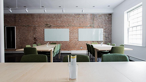 Parapety v minimalistickom interiéri: Ako ich nenápadne začleniť do dizajnu?